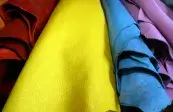 Detail červených koží vo veľkoobchode METAFORA