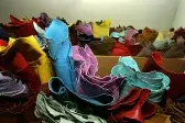 Ulička medzi regálmi s kožami vo veľkoobchode METAFORA